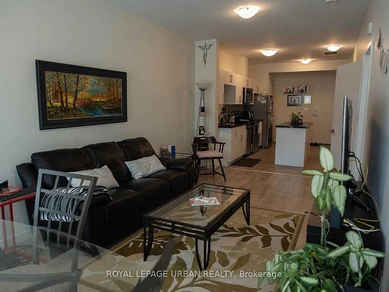690 King St W #215 — Photo 4