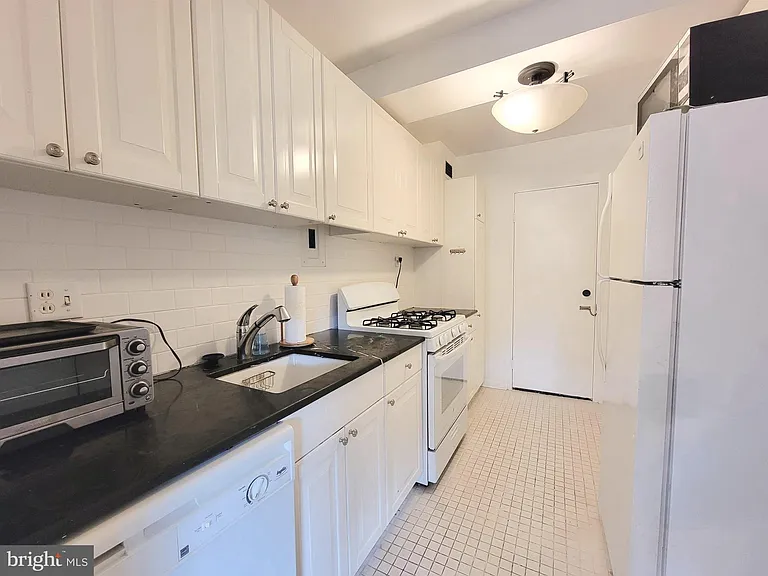 4201 Cathedral Ave NW #820E — Photo 10
