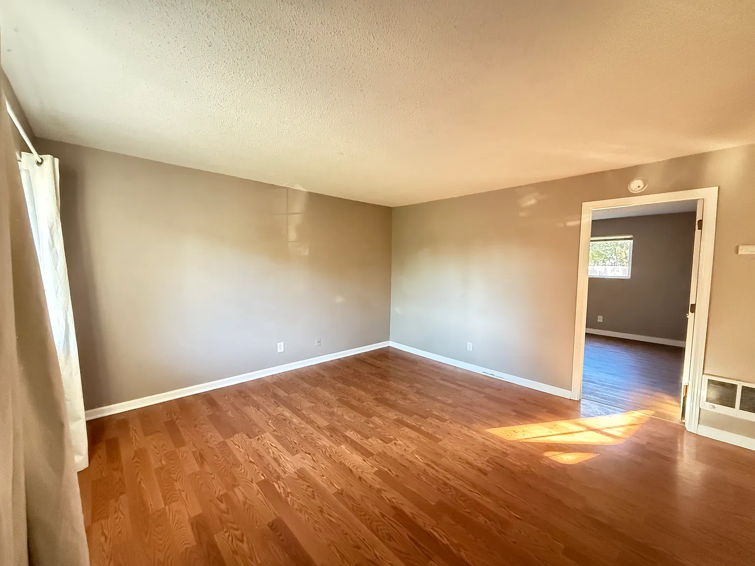 2 bed, 824 sqft, $1,400 — Photo 2