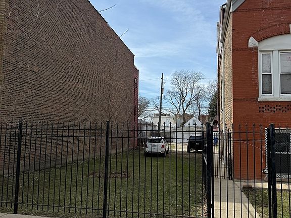 4th image of 830 N Springfield Ave