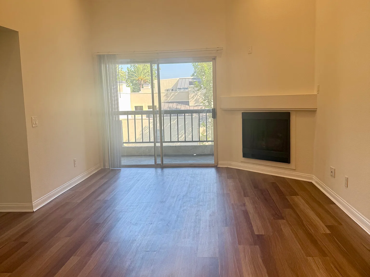 2 bed, 820 sqft, $2,700 — Photo 4