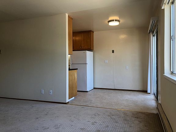 5th image of 560 Charter St APT 7
