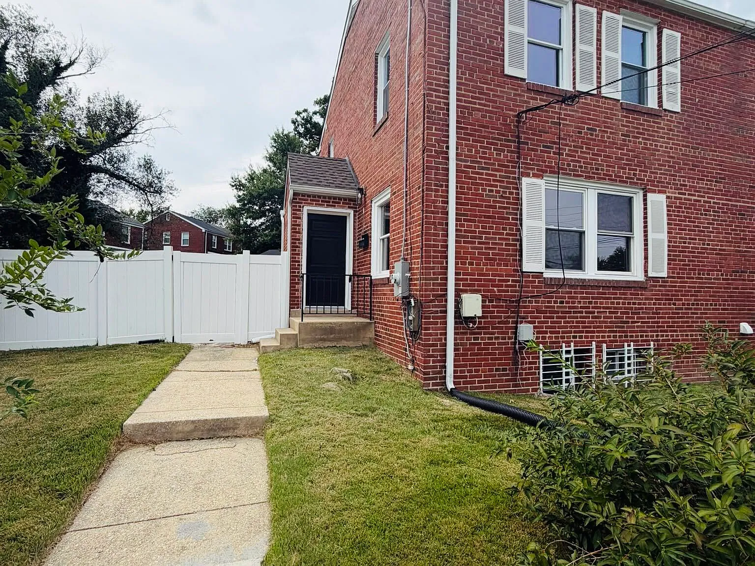 3 bed, 1076 sqft, $2,400 — Photo 2