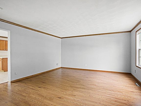 5th image of 3040 Hamlin Dr