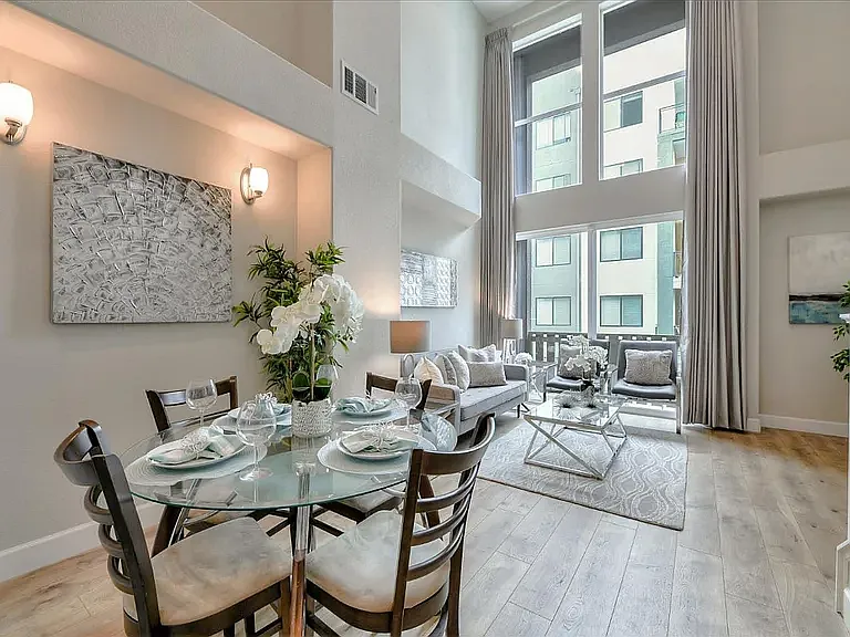 131 Hudson Pl — Photo 1