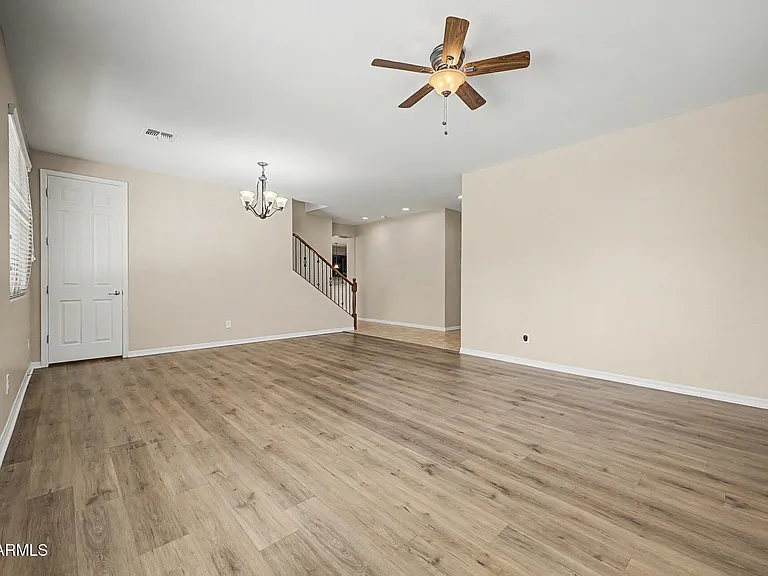 2531 E Eleana Ln — Photo 11