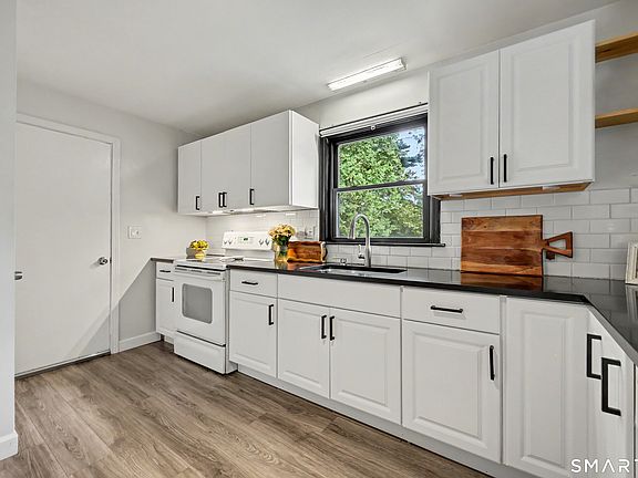 5th image of 12 Hillview Avenue