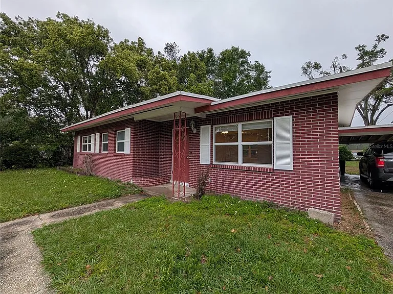 208 Oakwood Dr — Photo 2