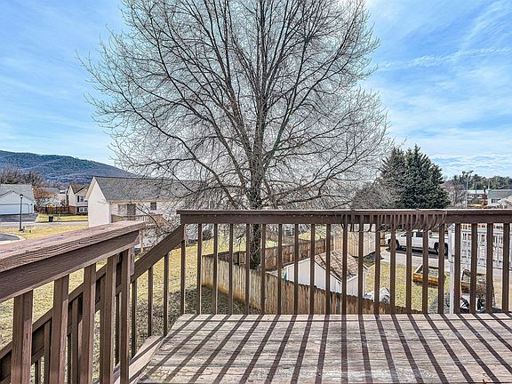 5th image of 825 Harmon Cir