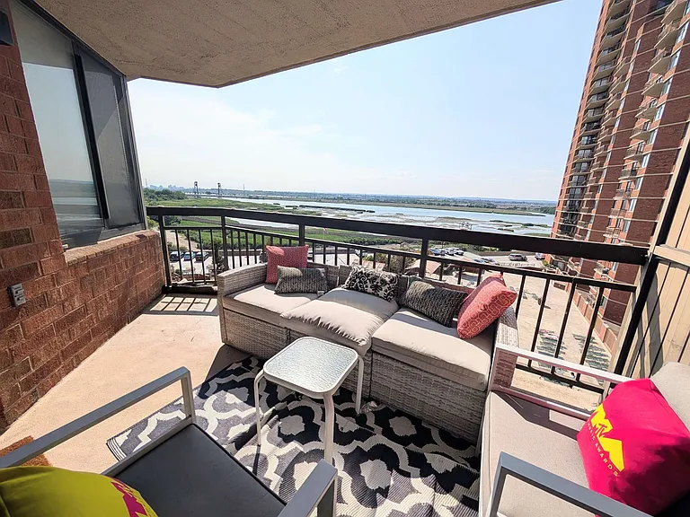 616 Harmon Cove Tower — Photo 13