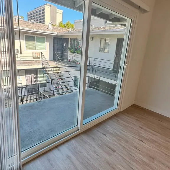 15470 Moorpark St #14 — Photo 3