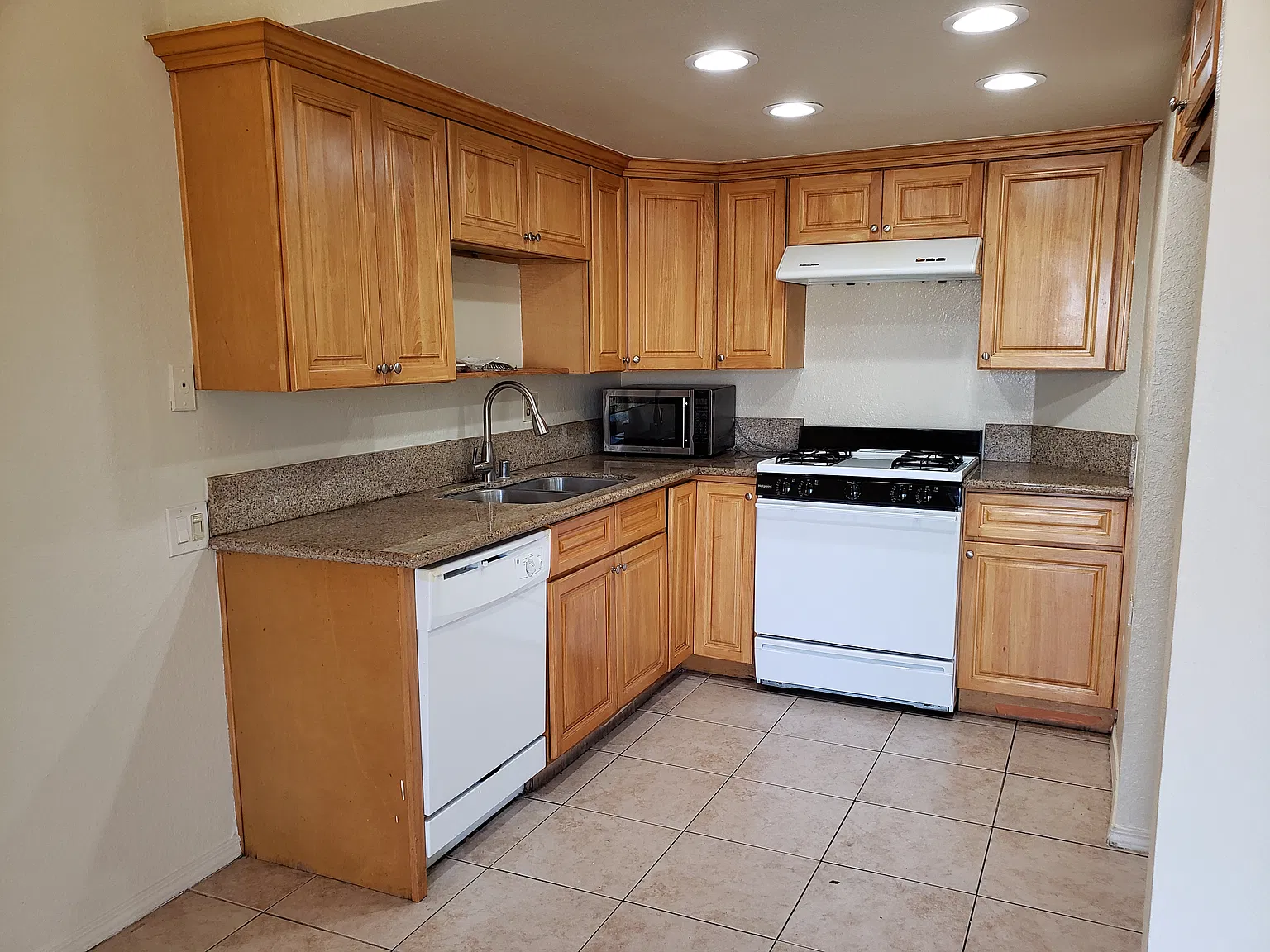 2 bed, 777 sqft, $2,350 — Photo 2
