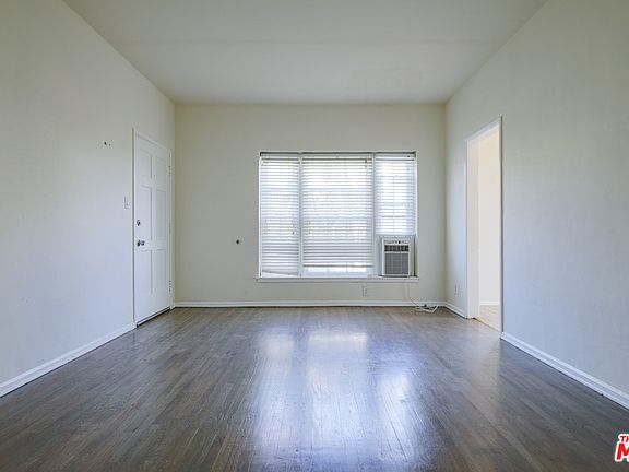 4th image of 963 N Doheny Dr APT 3/4