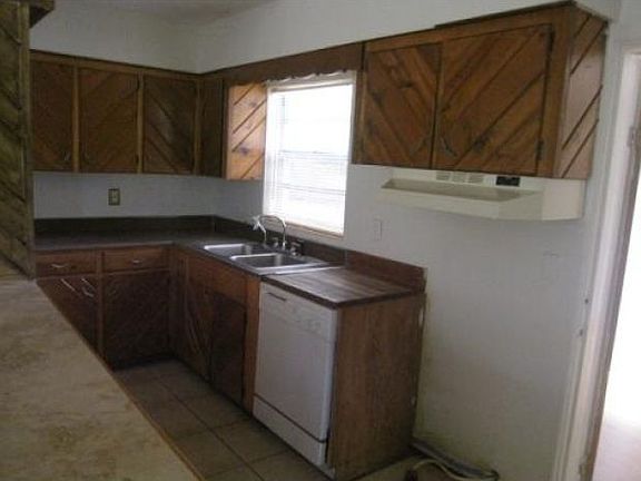 3rd image of 808 Camellia Ave