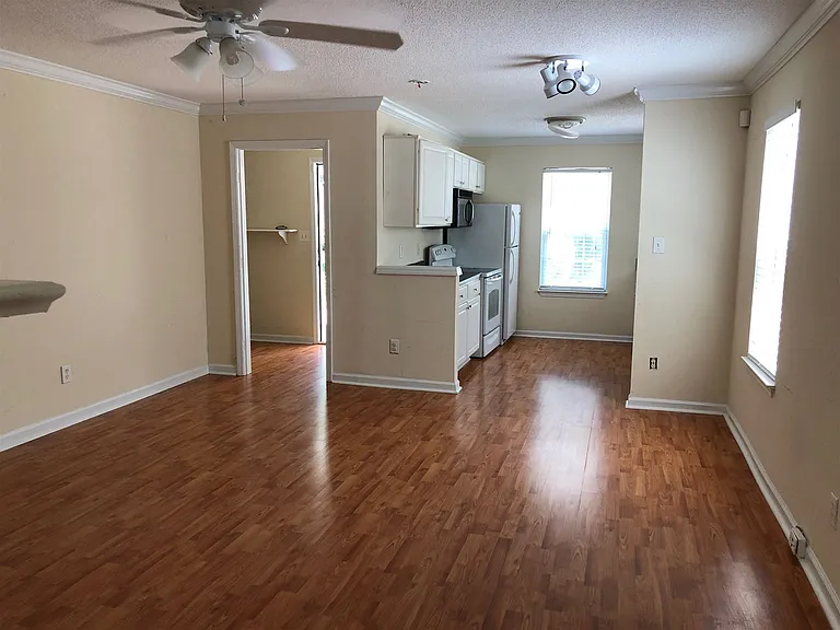 638 N Fairfield Dr — Photo 2