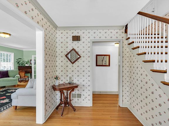 5th image of 209 W Vermont Ave