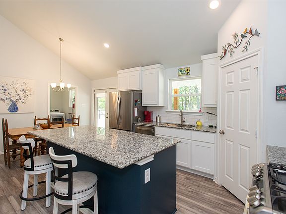 5th image of 802 County Road 2406