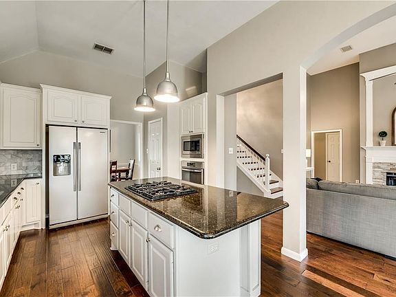 4th image of 802 Highland Lakes Ct