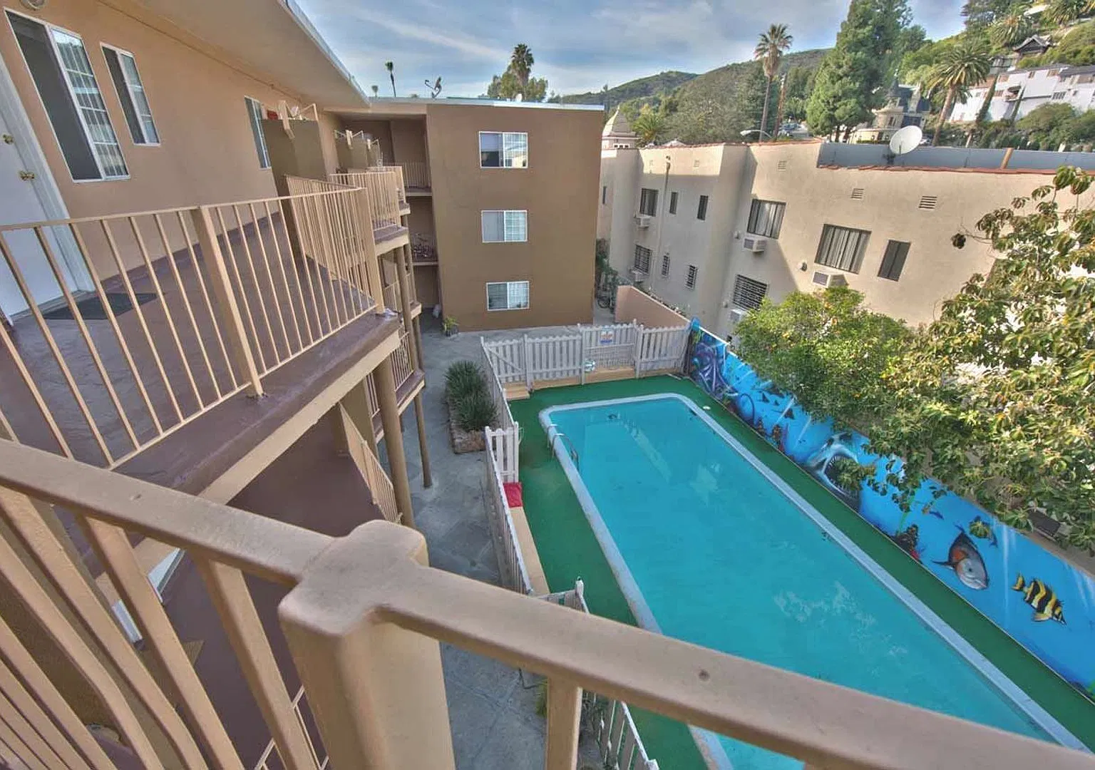 Hollywood & Highland Walkable Apartment Community — Photo 2