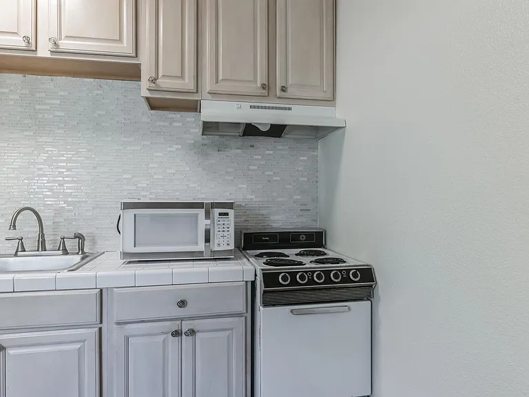 588 E. Mel Avenue - Hermosa Palms — Photo 23