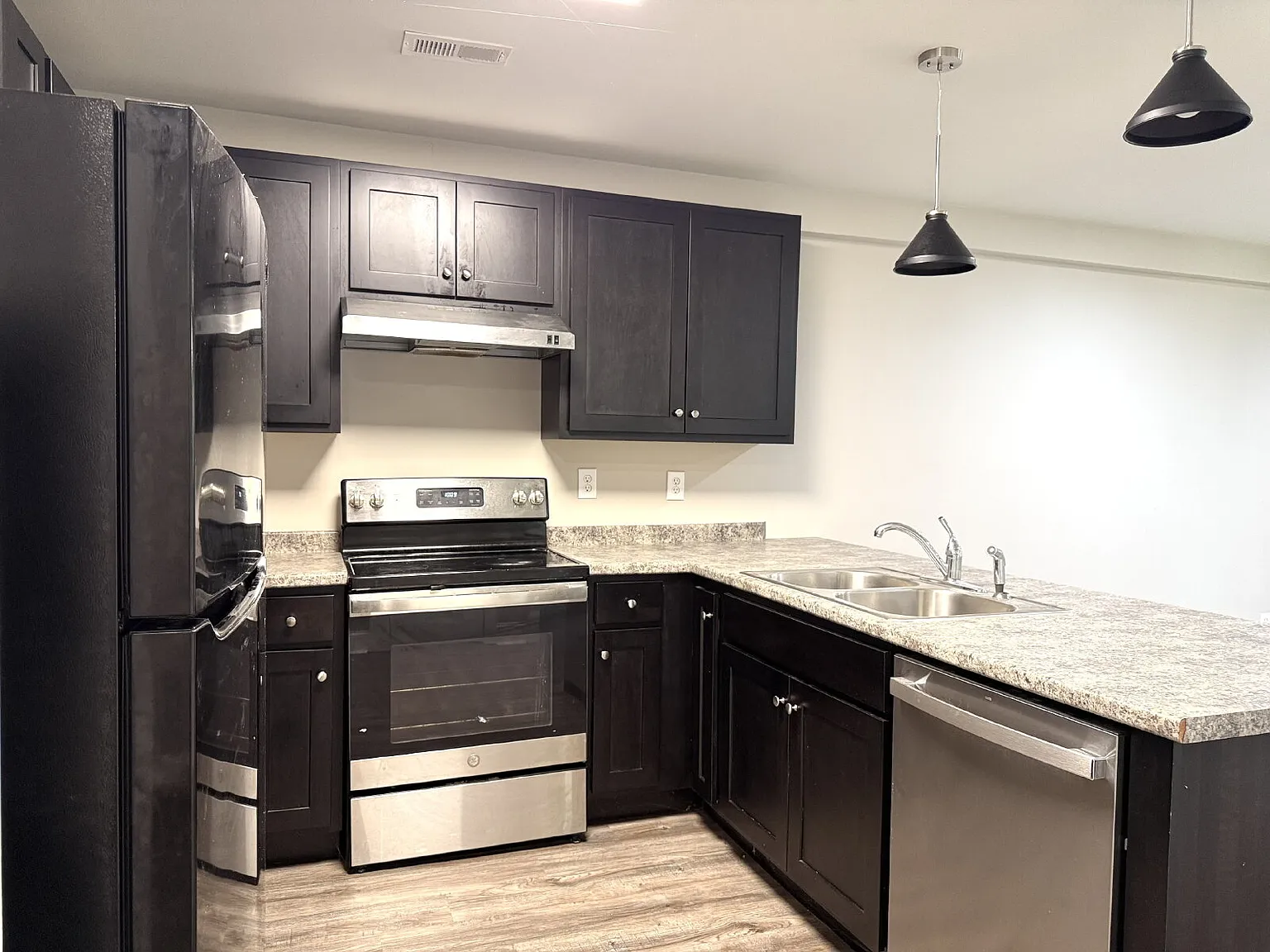 2 bed, 2.0 bath, 888 sqft, $1,295 — Photo 2