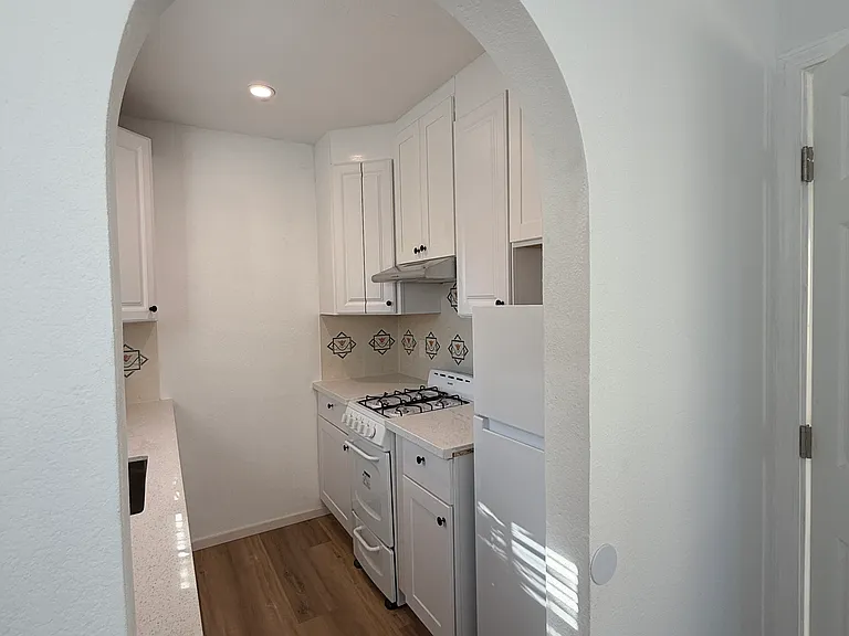 417 2nd St #11 — Photo 10