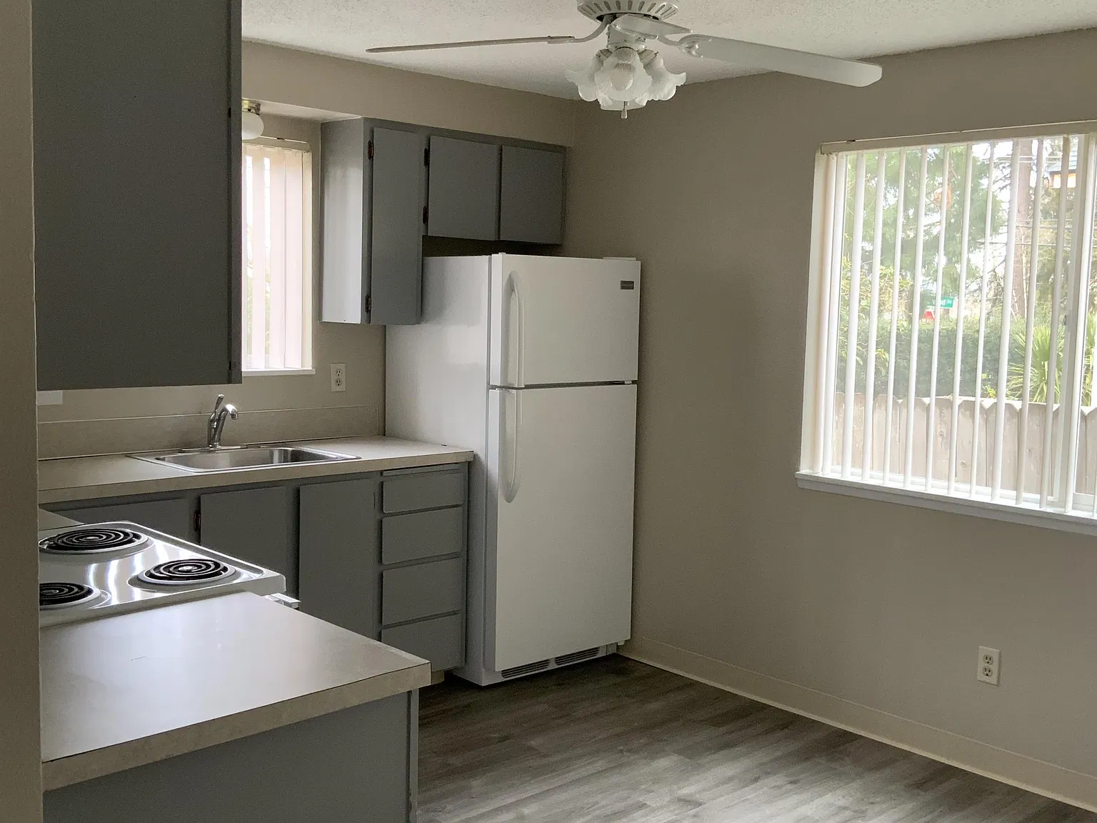 13910 SE Redwood Ave — Photo 3