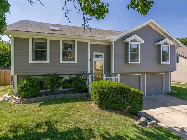 506 Woodson Ln, Greenwood, MO 64034