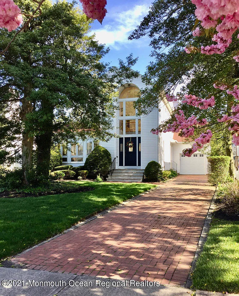 4 bed, 2.5 bath, 2550 sqft, $7,000 — Photo 1