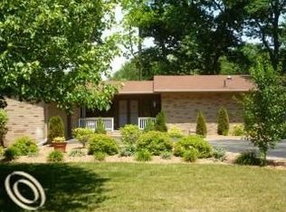 1491 Thread Valley, Holly, MI 48442