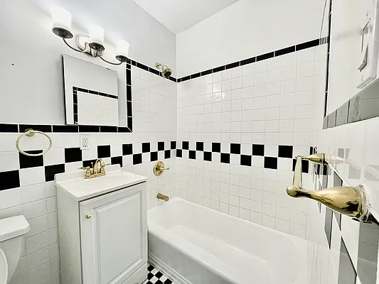 Rented by HOLTON REAL ESTATE INC. | media 19