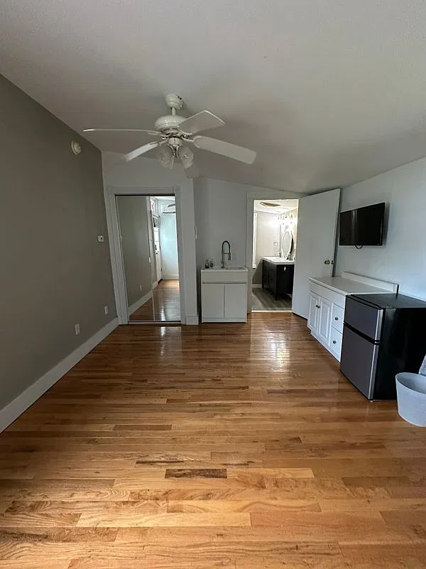 Studio, 1.0 bath, 350 sqft, $1,000 — Photo 3