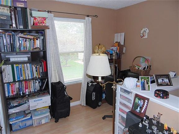 4th image of 61005 Greenwood Dr #1