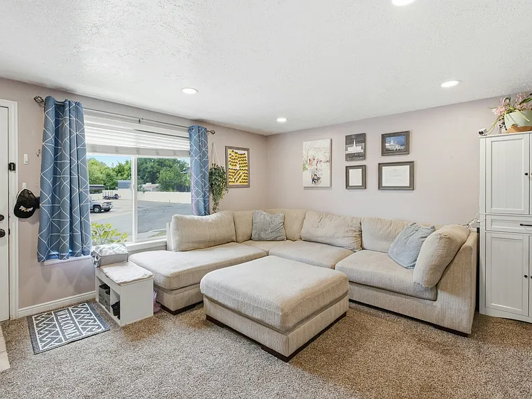 913 S 1213 E — Photo 2