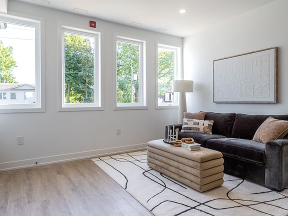 2nd image of 82 Ash Cres #3