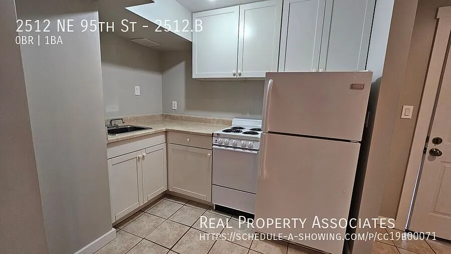 Studio Unit in Maple Leaf with Updated Bathroom and Appliances — Photo 4