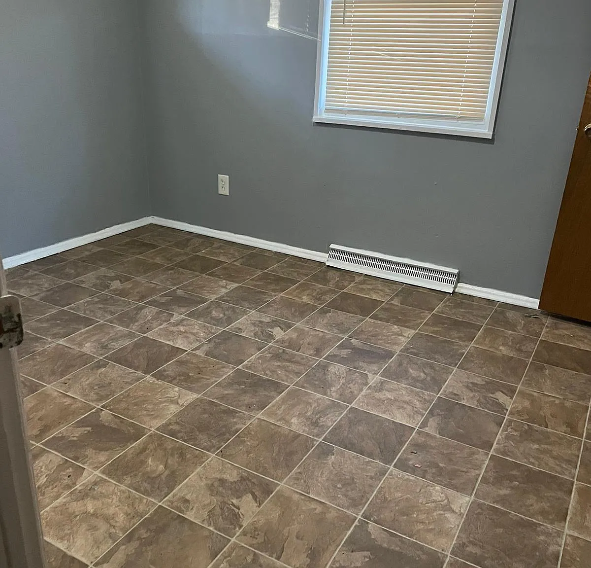 3 bed, 1.0 bath, 1171 sqft, $1,300 — Photo 4