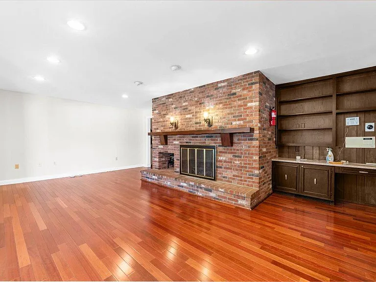 300 Old York Rd — Photo 10