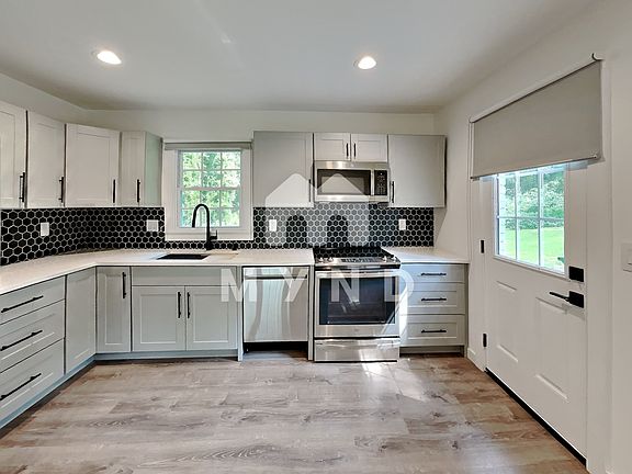 5th image of 1127 Delores Way