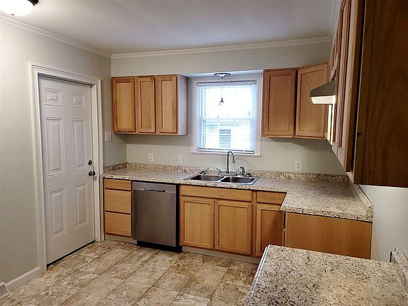 5th image of 136 Poplar St