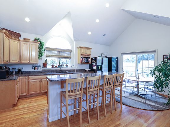 Kitchen & Bar