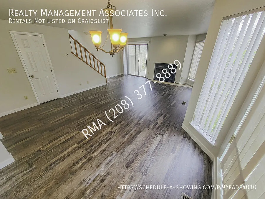 Beautiful 2 Bedroom Townhouse in River Run Subdivision! — Photo 2