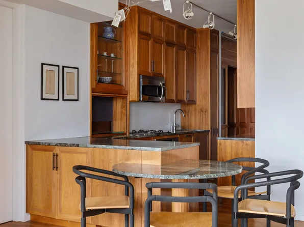 175 East Broadway image 4 of 10