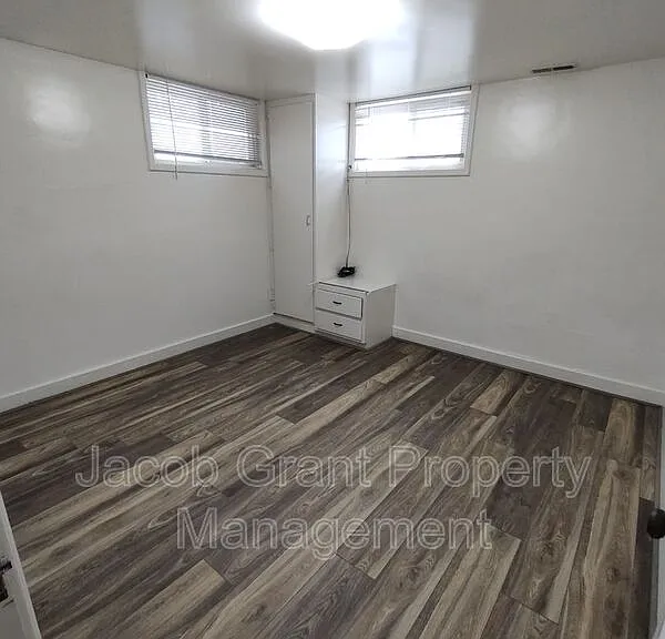 1110 E Lewis St #1/2 — Photo 3