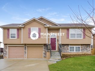 1415 NW Hilltop Ln, Grain Valley, MO 64029