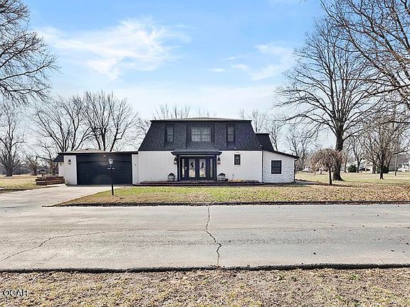 2nd image of 606 Meadowmere St