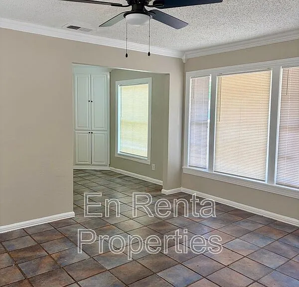 601 W Beach St — Photo 5