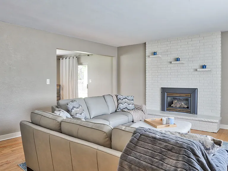512 W Colorado Ave — Photo 2