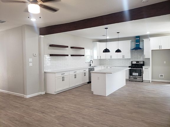 Beautiful, open kitchen with new stainless steel appliances!
