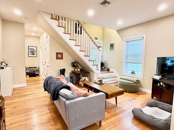 4th image of 35 Winship St